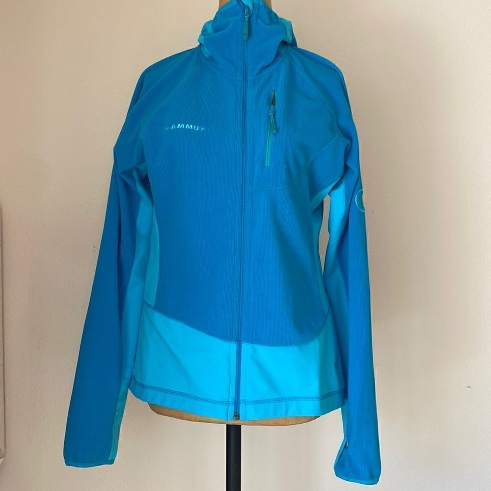 Mammut sz M hooded mid weight layer zip front and one zip pocket at chest EUC